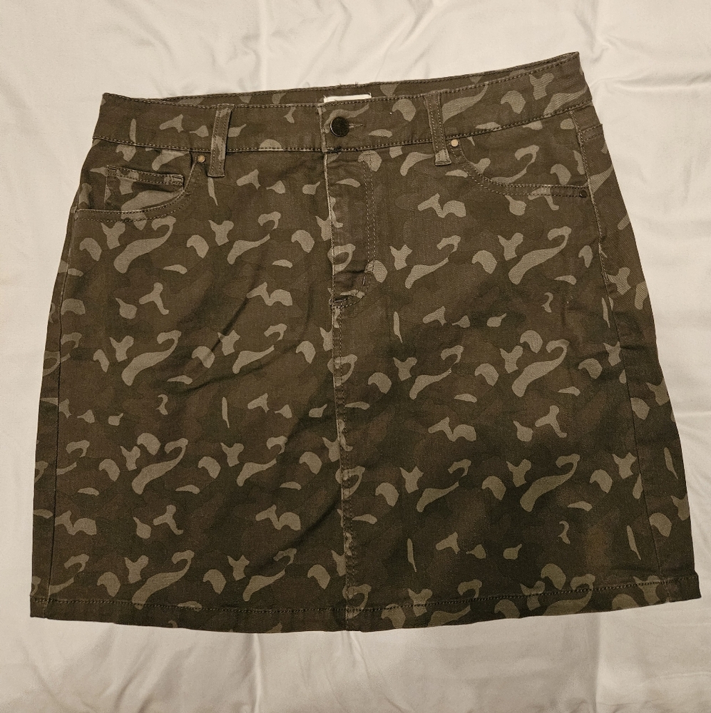 Market & Spruce Olive Camouflage Skirt